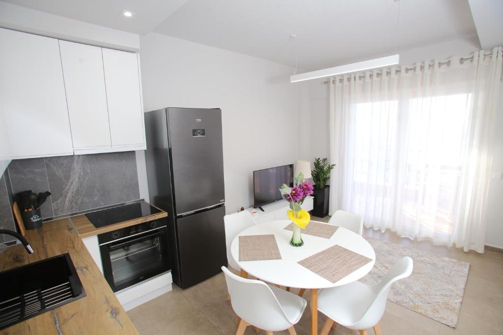 Kuchyň nebo kuchyňský kout v ubytování NOVA Sea View Apartments