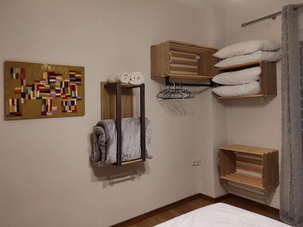 Postel nebo postele na pokoji v ubytování Kasoni Home , Απόλυτα κεντρικό διαμέρισμα μπροστά στη λίμνη