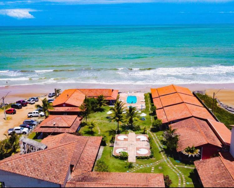 una vista aérea de un complejo cerca de la playa en Pousada e Restaurante Kambuká, en Mucuri