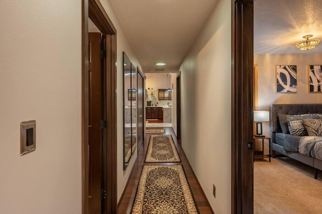 Postel nebo postele na pokoji v ubytování Comfy 4B/2b home near Dunes & Ocean! Pet Friendly!