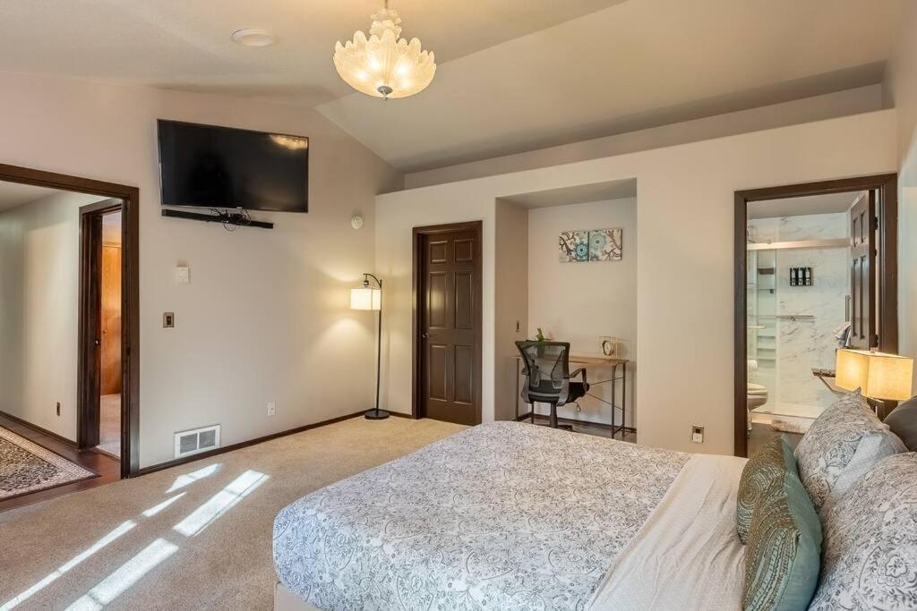 Postel nebo postele na pokoji v ubytování Comfy 4B/2b home near Dunes & Ocean! Pet Friendly!