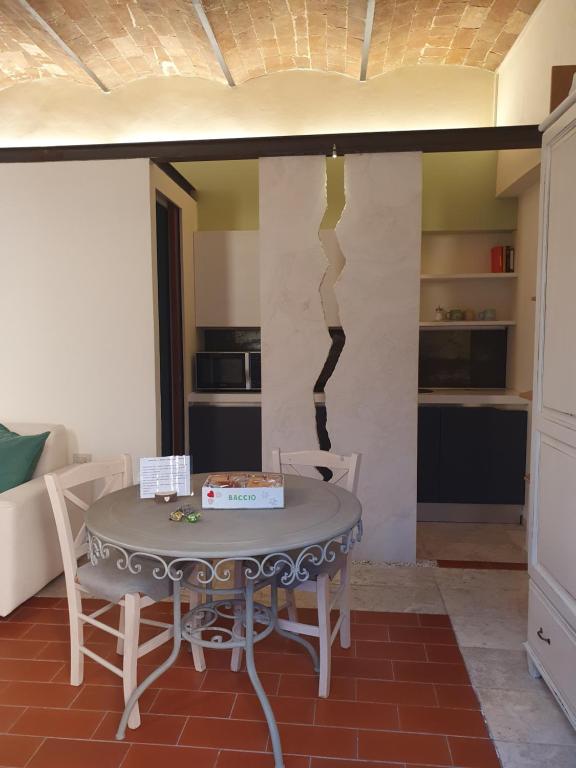 um quarto com uma mesa e cadeiras e uma cozinha em Baccio - studio apartment em Montelupo Fiorentino