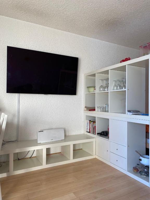 TV a/nebo společenská místnost v ubytování "Le Ptit Nid" studio avec vue à couper le souffle à Leysin !