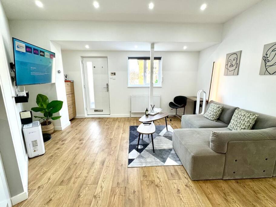 - un salon avec un canapé et une table dans l'établissement The Modern Smart Home, à Great Warley Street