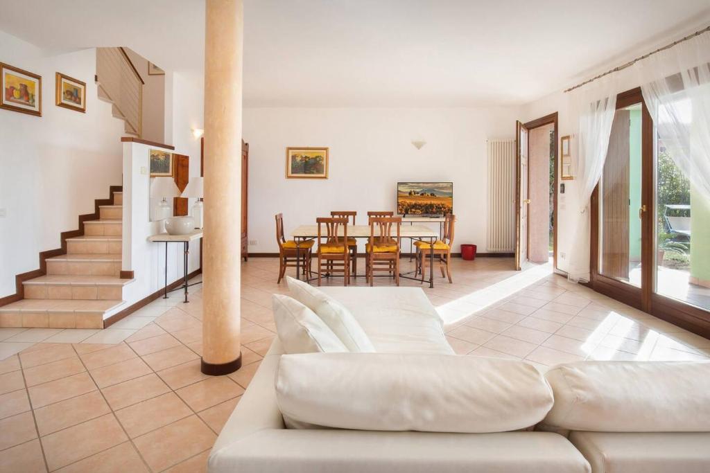 un soggiorno con divano bianco e tavolo di REGINA GARDESANA a Garda