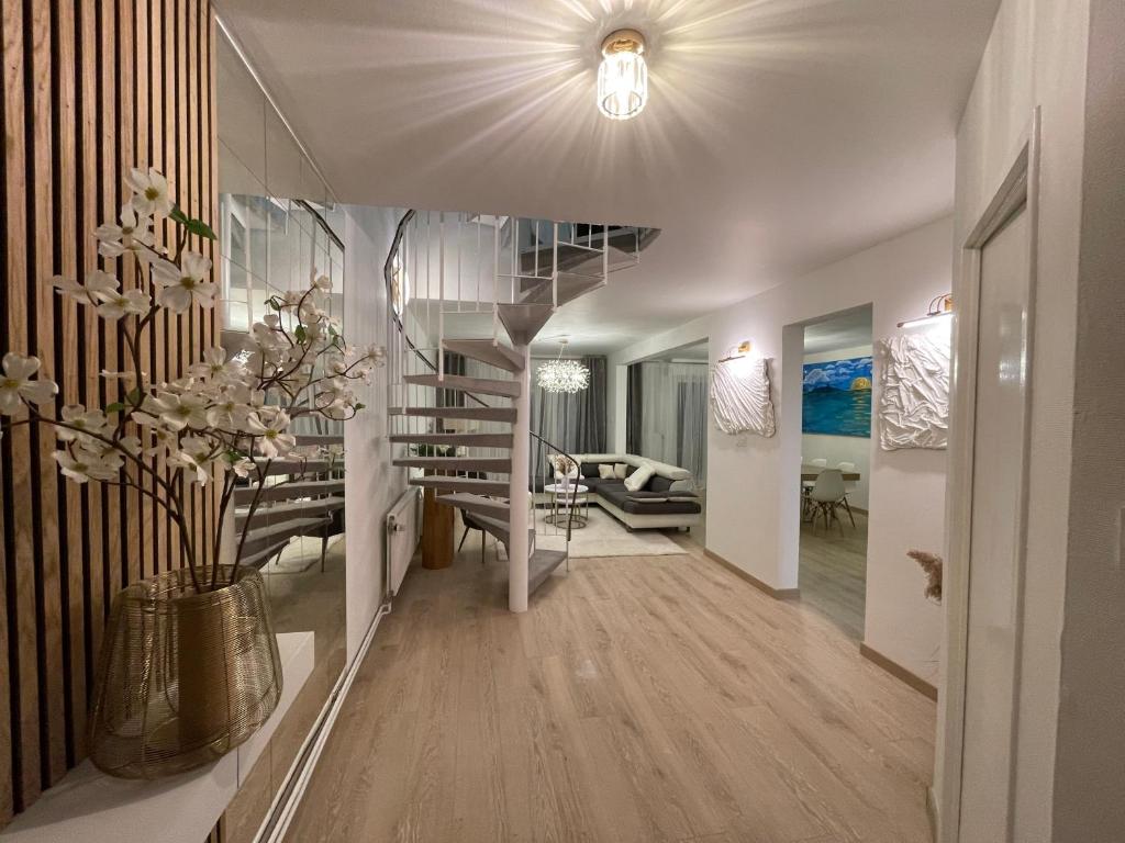 un pasillo con una escalera de caracol en una casa en Superbe villa à 2 km centre ville de Colmar en Horbourg