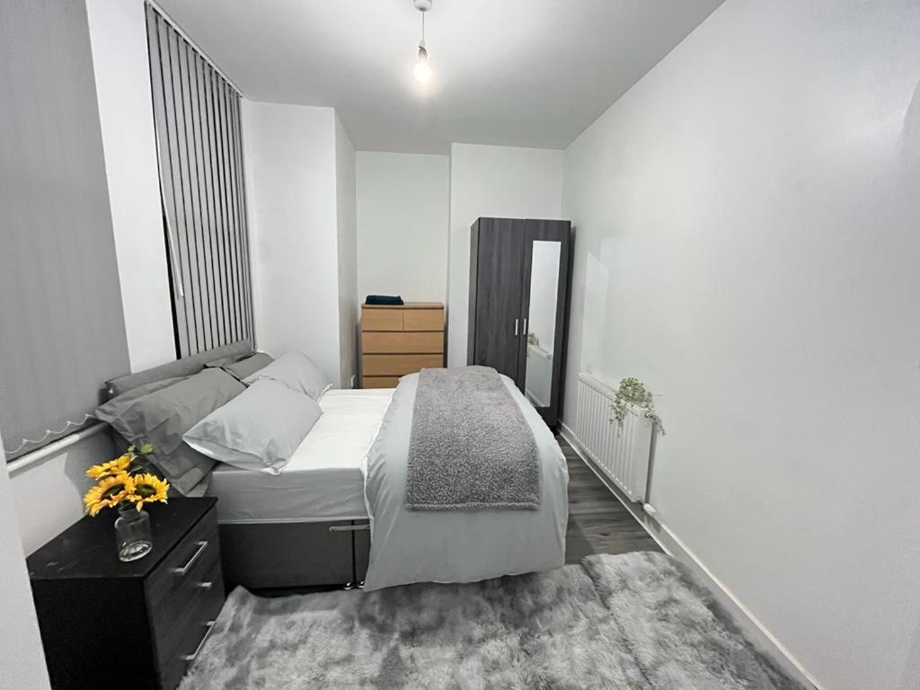 Dormitorio pequeño con cama y vestidor en Blue Rain 3, en Liverpool