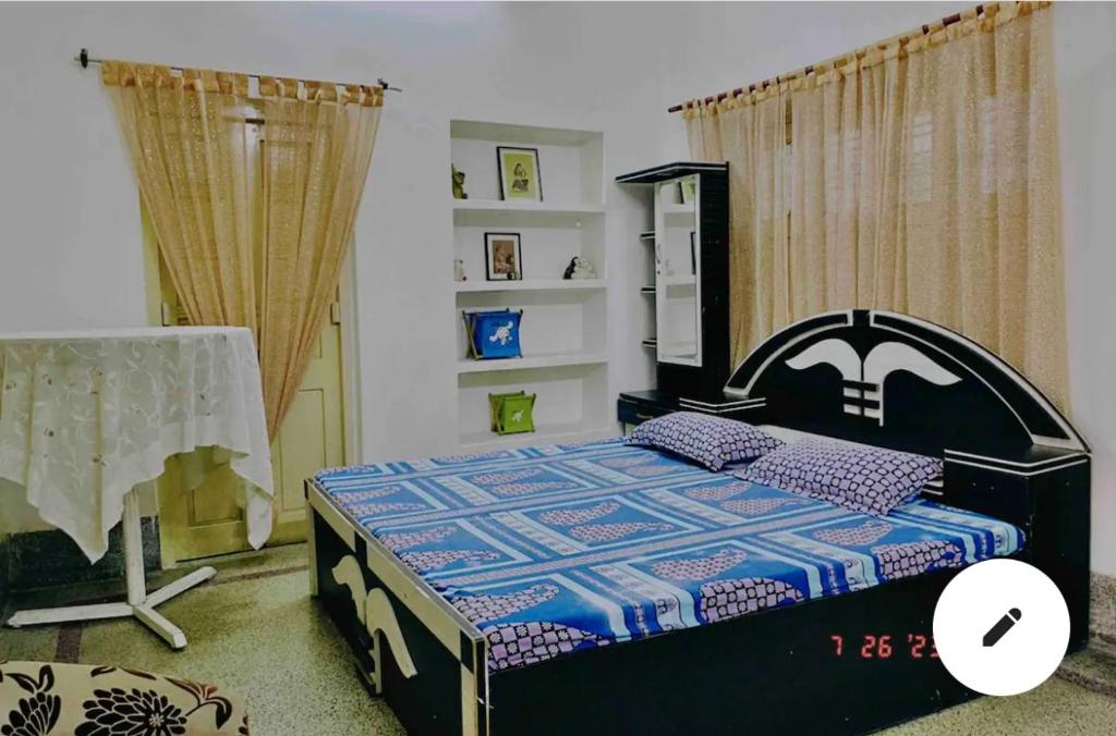 ein Schlafzimmer mit einem Bett in einem Zimmer in der Unterkunft Cheerful in Kānpur