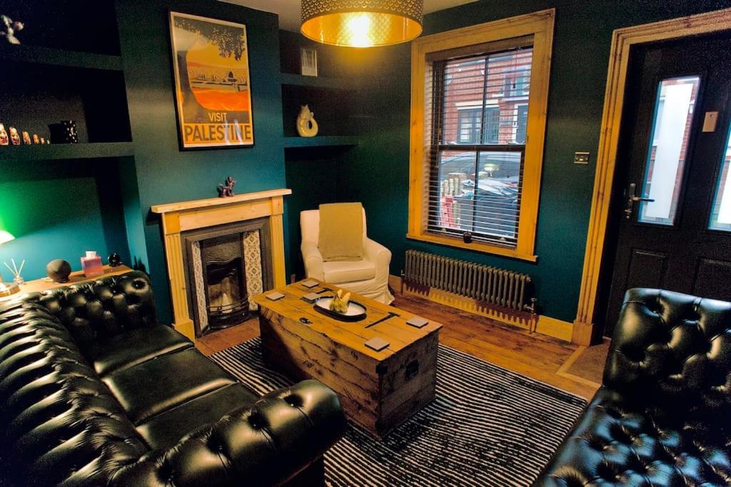 - un salon avec un canapé en cuir et une cheminée dans l'établissement Stunning Beach house, à Gorleston-on-Sea