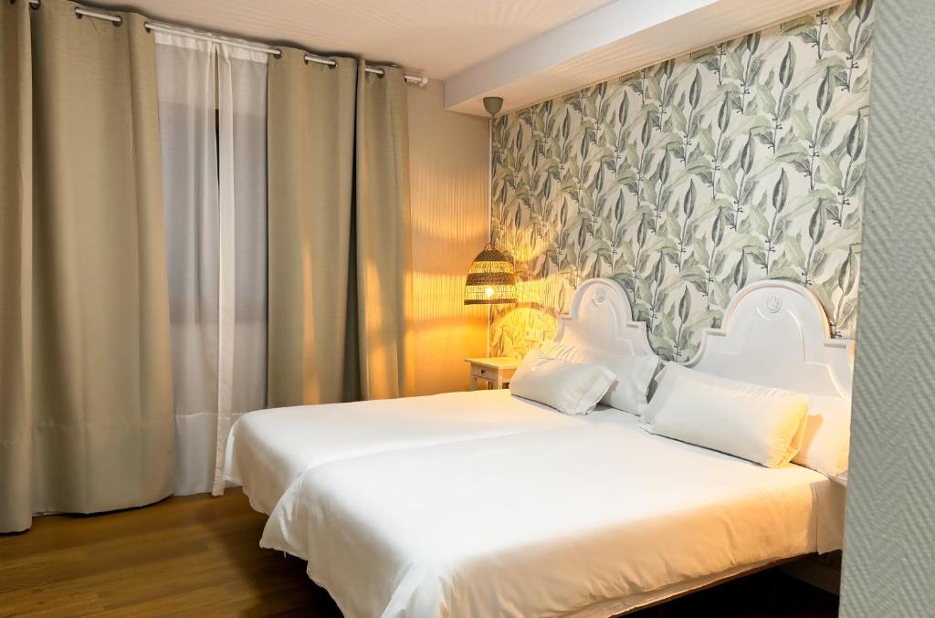 Postel nebo postele na pokoji v ubytování Hotel Plaza Mayor