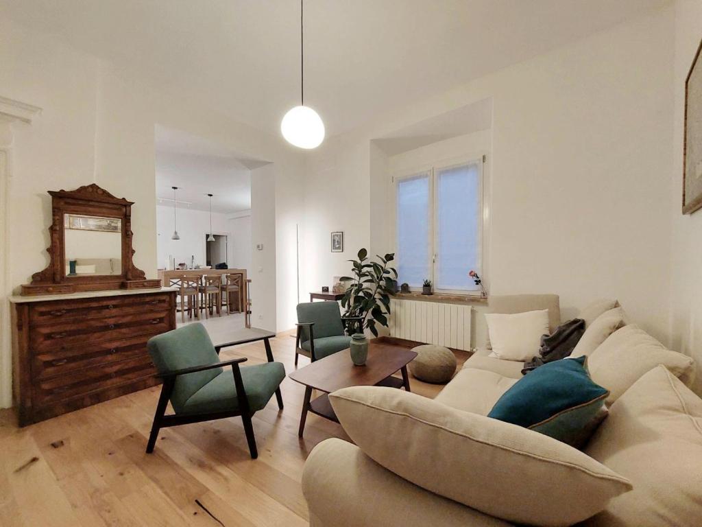 - un salon avec un canapé, des chaises et une table dans l'établissement Casa Delle Volte Perugia, à Pérouse