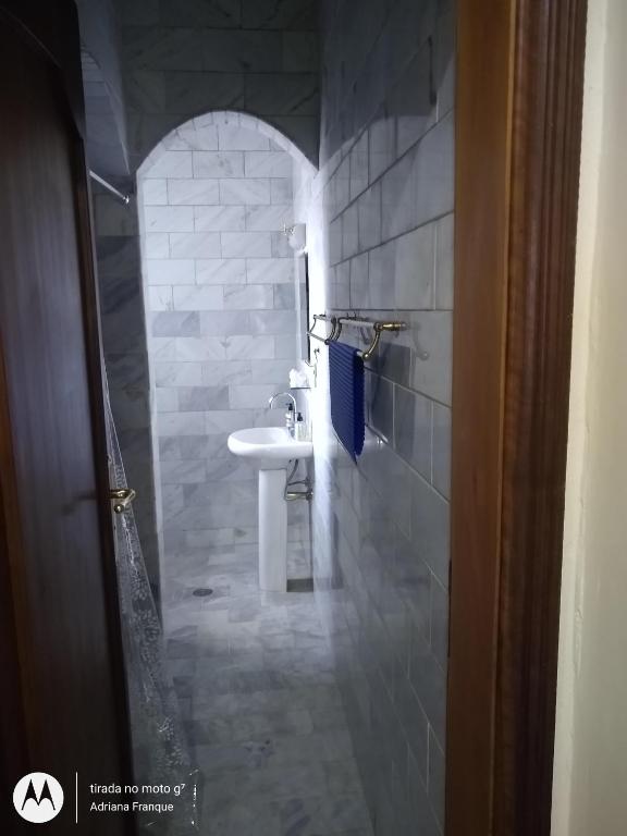 ein Bad mit einem Waschbecken und einem WC in einem Zimmer in der Unterkunft Chácara dos Pinheiros in São Roque