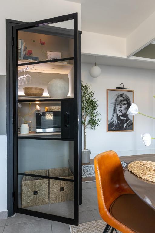 une armoire noire avec une porte en verre dans une pièce dans l'établissement Logement 1 chambre Basse Ville 2 min hypercentre, à Valence