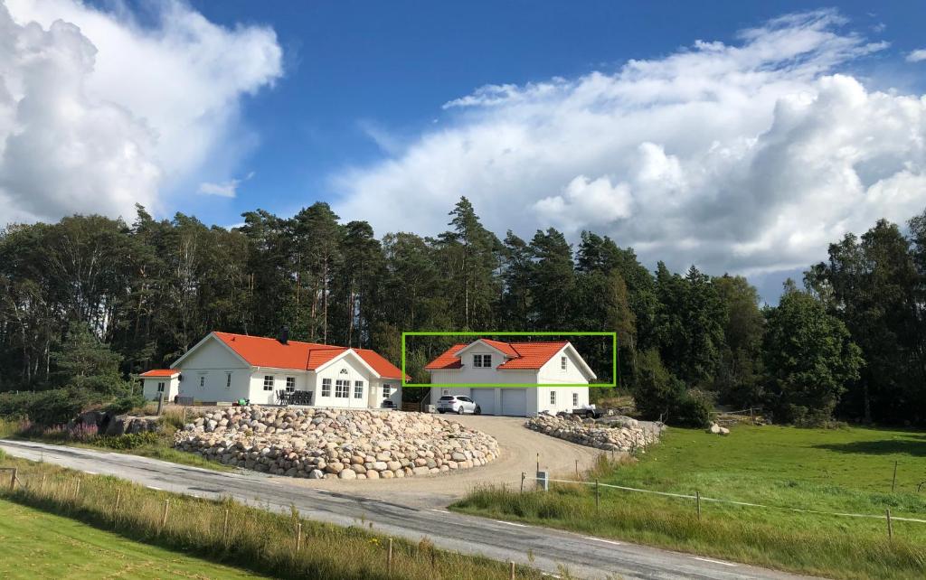 una casa con techos rojos en una pila de rocas en Fjällbacka Premium Living - Wonderful Location en Fjällbacka