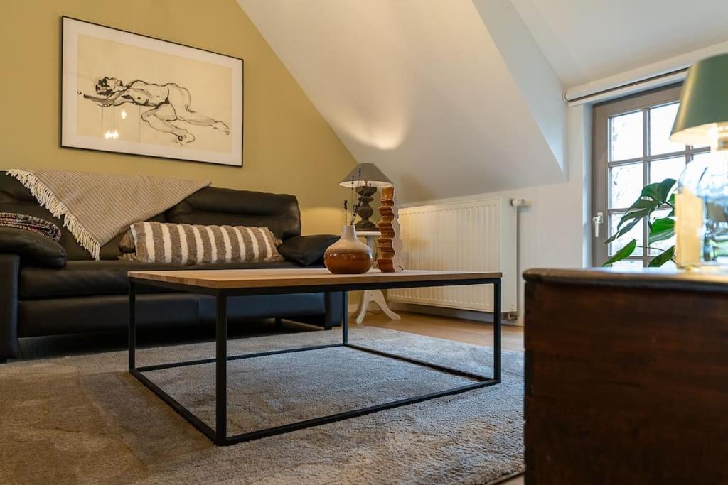 een woonkamer met een bank en een salontafel bij Wit Peerd Guesthouse in Londerzeel