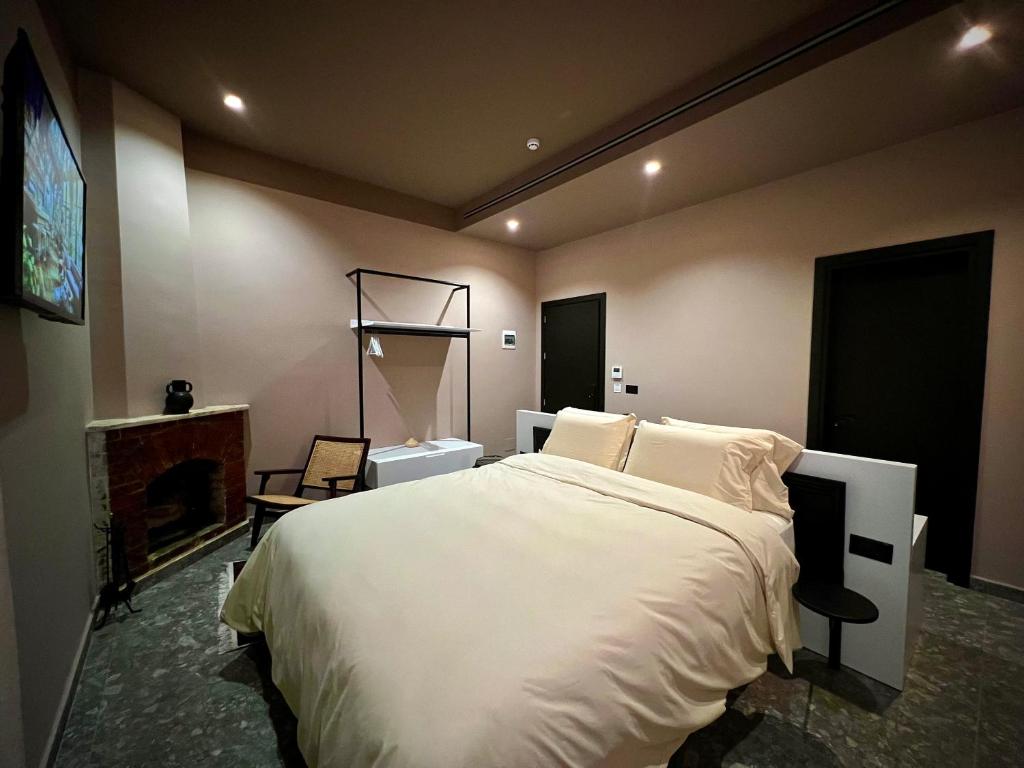 um quarto com uma cama grande e uma televisão em Rex Hotel Boutique em Tirana