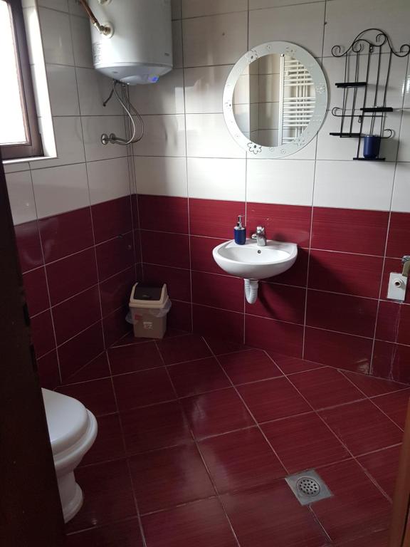 uma casa de banho com um lavatório e um WC em Apartman Break 1 em Bijeljina