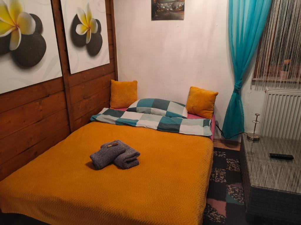 1 dormitorio con 1 cama con manta y almohadas en Holiday Apartment Murtal, en Judenburg