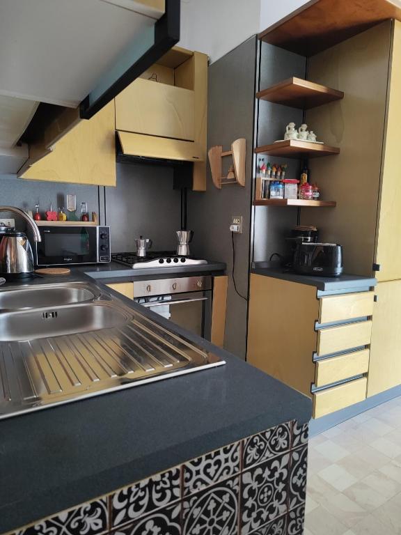 kuchnia ze zlewem i blatem w obiekcie Casa vacanza "IL GIRASOLE" w mieście Noci