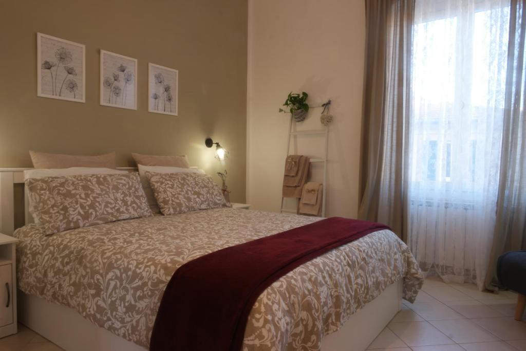 een slaapkamer met een groot bed en een raam bij Il Nido di Marirò in La Spezia