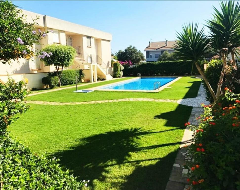 un patio con piscina en una casa en Apartamento en Vinaros, en Vinarós