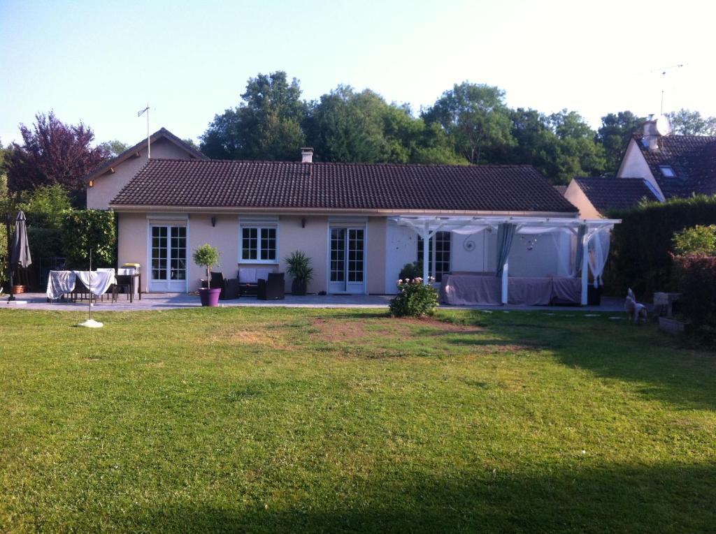 une petite maison blanche avec une cour dans l'établissement Maison reposante plein sud sans vis à vis avec piscine, à Le Châtelet-en-Brie