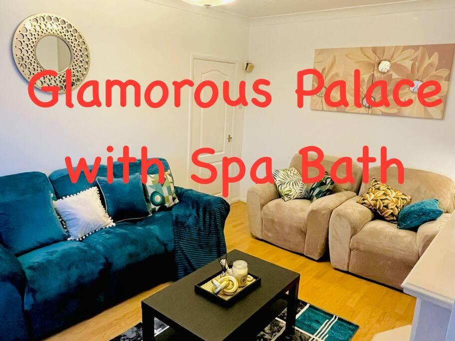 een woonkamer met twee banken en een bord met champagne paleis met spa bij Glamorous Palace with spa bath in North Shields