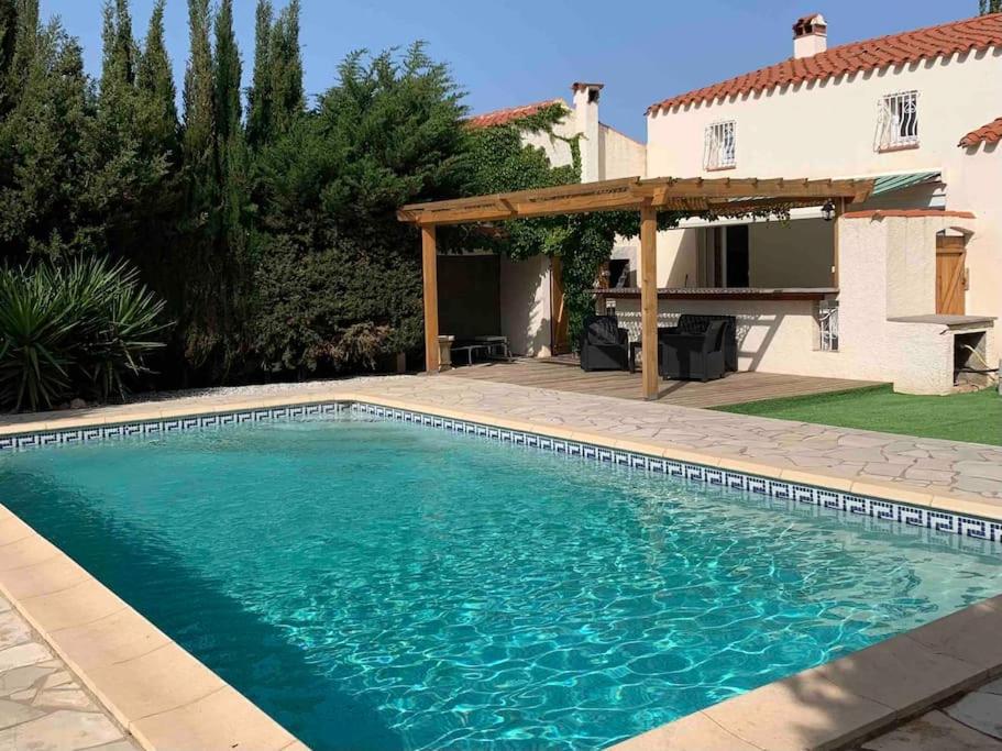 una piscina davanti a una casa di Jolie Villa piscine à 15 min du Barcarès a Salses-le-Château