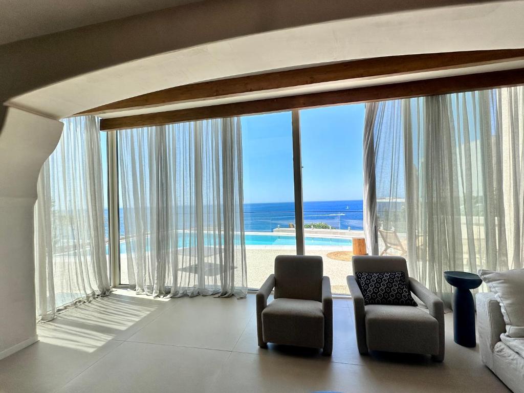 Del Mar Luxury 6 Bedroom Villa with Private Pool and Seafront - Image 5