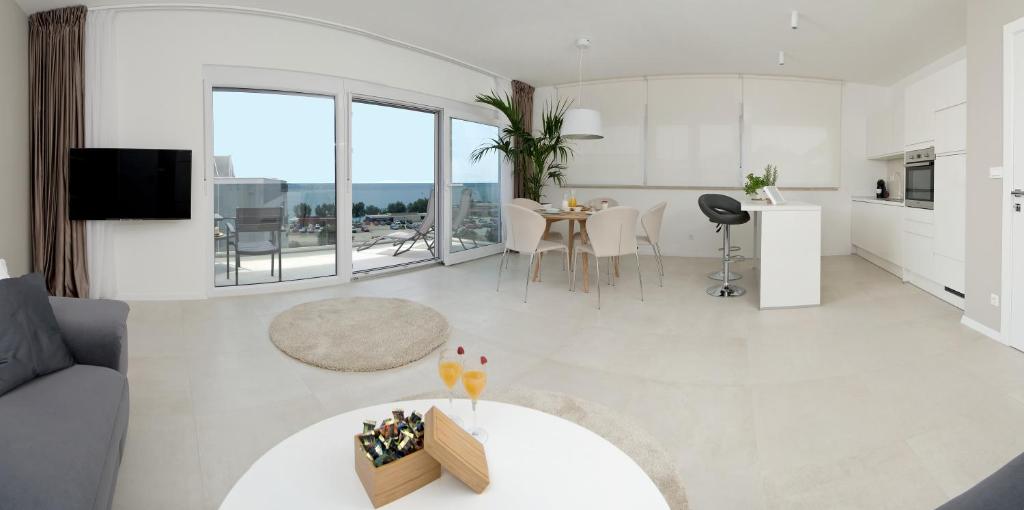 ein Wohnzimmer mit einem Sofa und einem Tisch in der Unterkunft Apartments Deja Views in Split