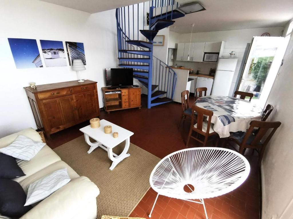 un salon avec un canapé et une table dans l'établissement Résidence Le Cap De Front - Villa 4 pièces - 6 personnes - PORT LEUCATE MAE-7164, à Port-Leucate