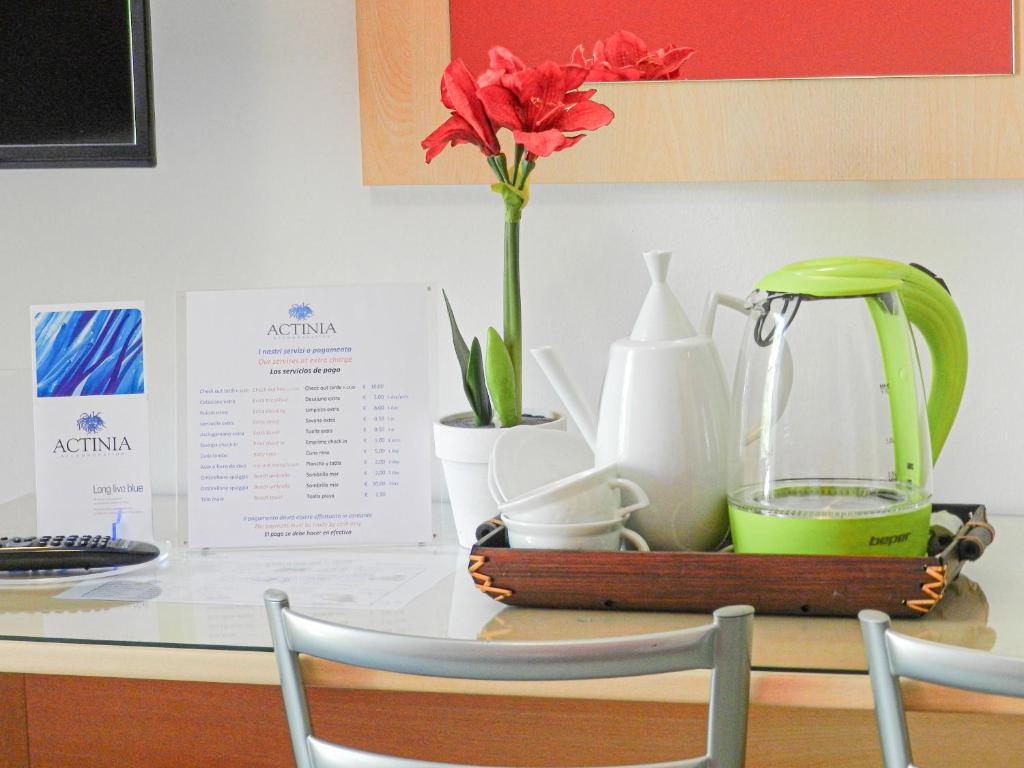 Příslušenství pro přípravu čaje a kávy v ubytování Actinia Accommodation