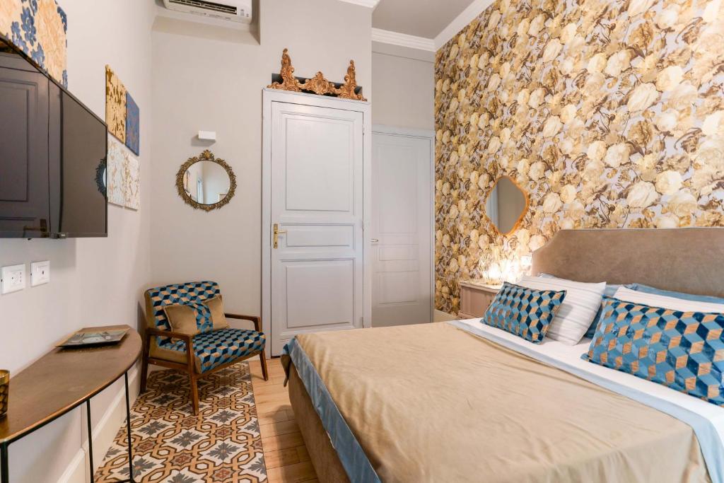 um quarto de hotel com uma cama e uma cadeira em Guest House 73 em Cagliari