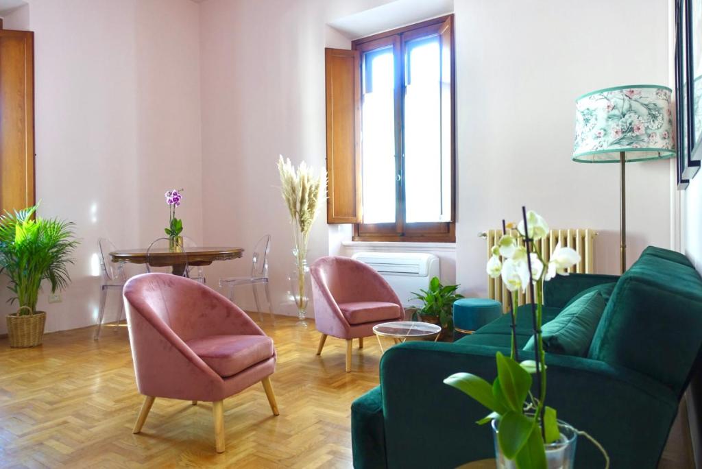 Floral Florence ~ Colorful Gem in Historic Center!