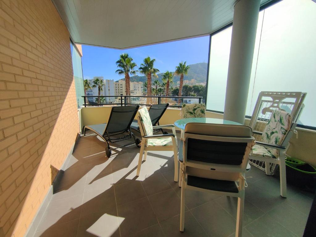阿爾比爾的住宿－Albir Beach & Sea Apt，阳台配有桌椅,享有海景。