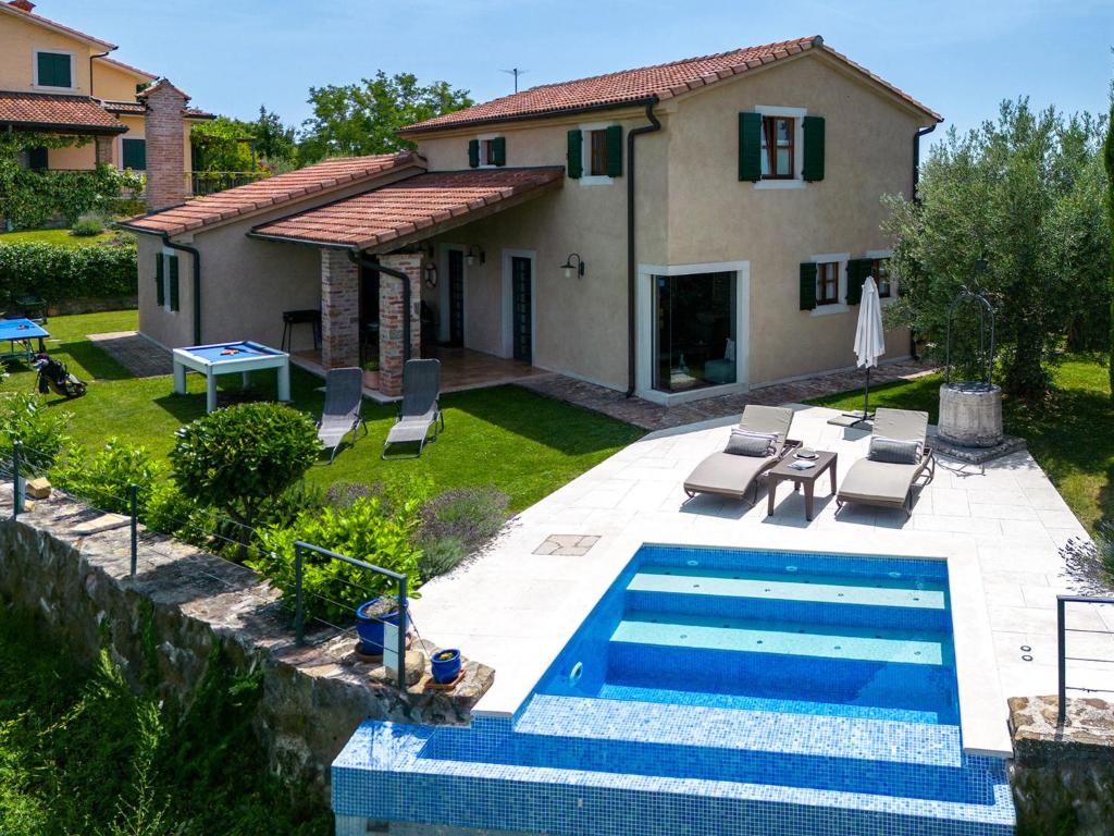 a backyard with a swimming pool and a house at Dreamhill Meloni in Motovun