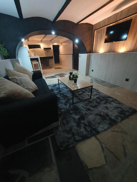 ein Wohnzimmer mit einem Sofa und einem Couchtisch in der Unterkunft Appartement de charme in Longvic