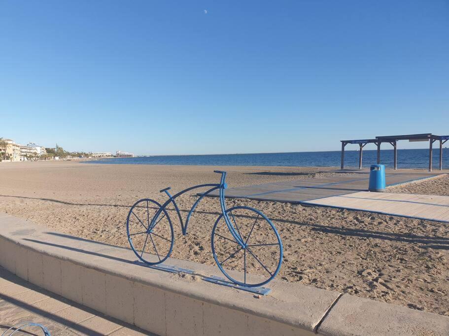 Una bicicleta azul estacionada en la playa en El Caprichito a 200 metros de la playa!, en Santiago de la Ribera