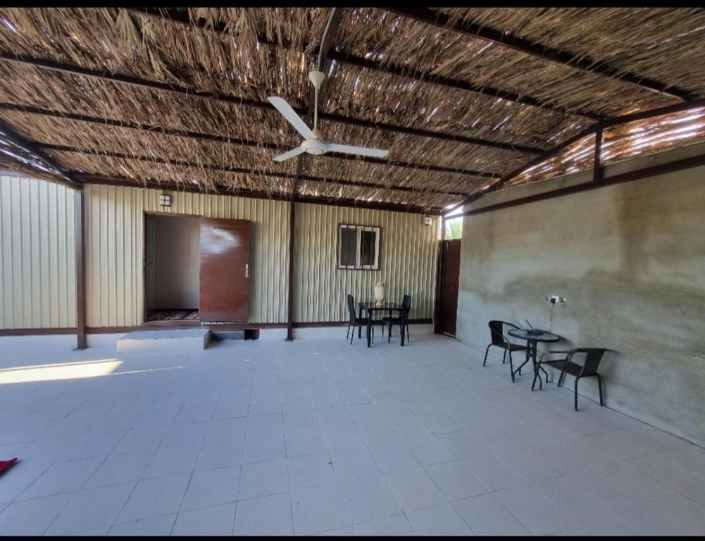 Duży pokój z krzesłami i wentylatorem sufitowym w obiekcie نزل ريفي w mieście Madain Saleh