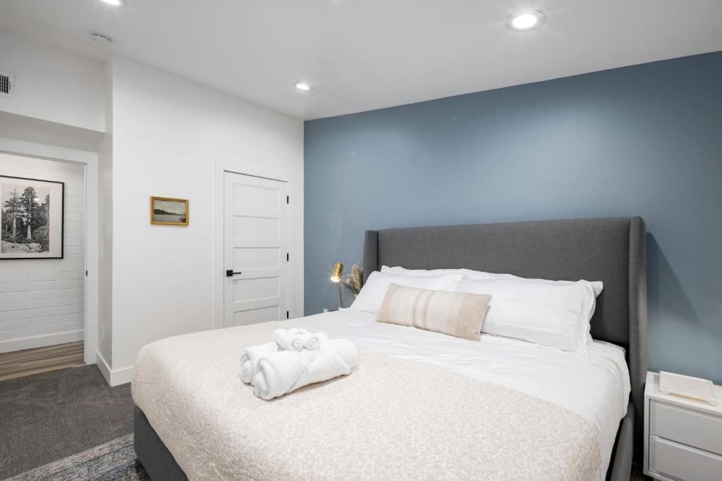 - une chambre avec un grand lit et une serviette dans l'établissement Renovated Flat near Historic 25th Street, 2BR 1BA, à Ogden