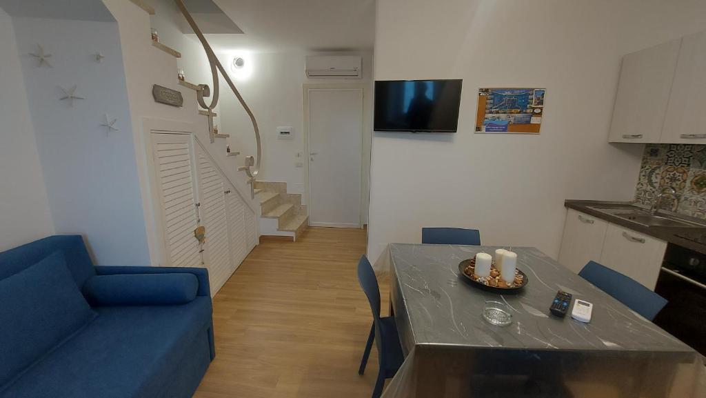Televízia a/alebo spoločenská miestnosť v ubytovaní Marina House