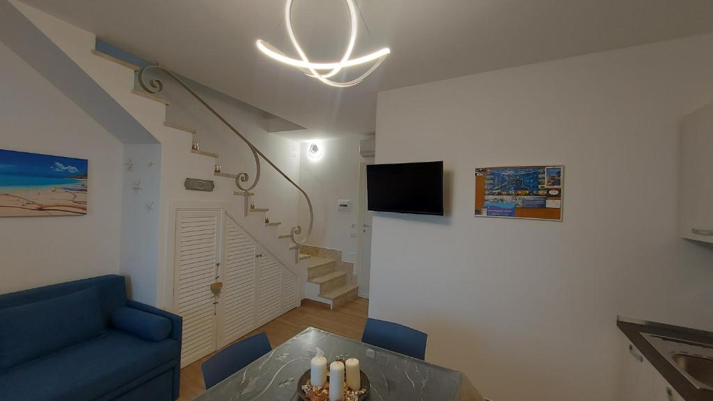 Televízia a/alebo spoločenská miestnosť v ubytovaní Marina House