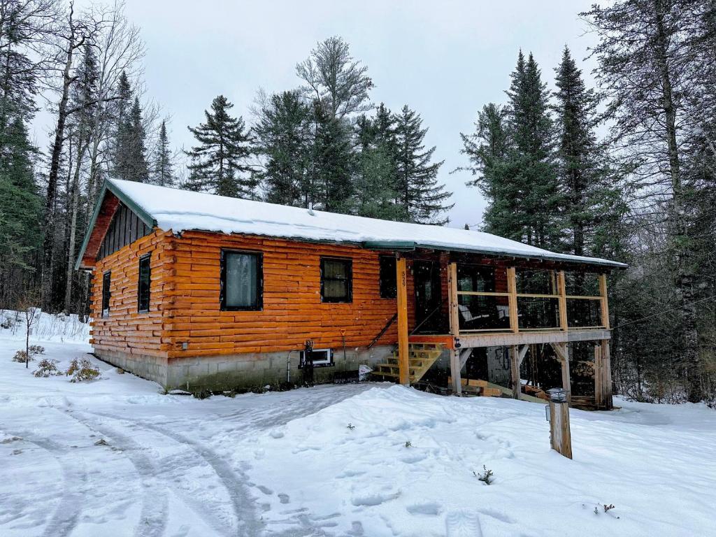 5R Cozy log chalet in fantastic location. Ski, snowshoe, fish, explore