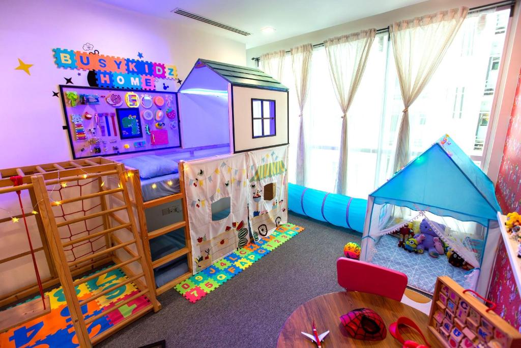 um quarto com um beliche e um aquário em Kuala Lumpur Kids Friendly Playground Bunk Bed em Kuala Lumpur