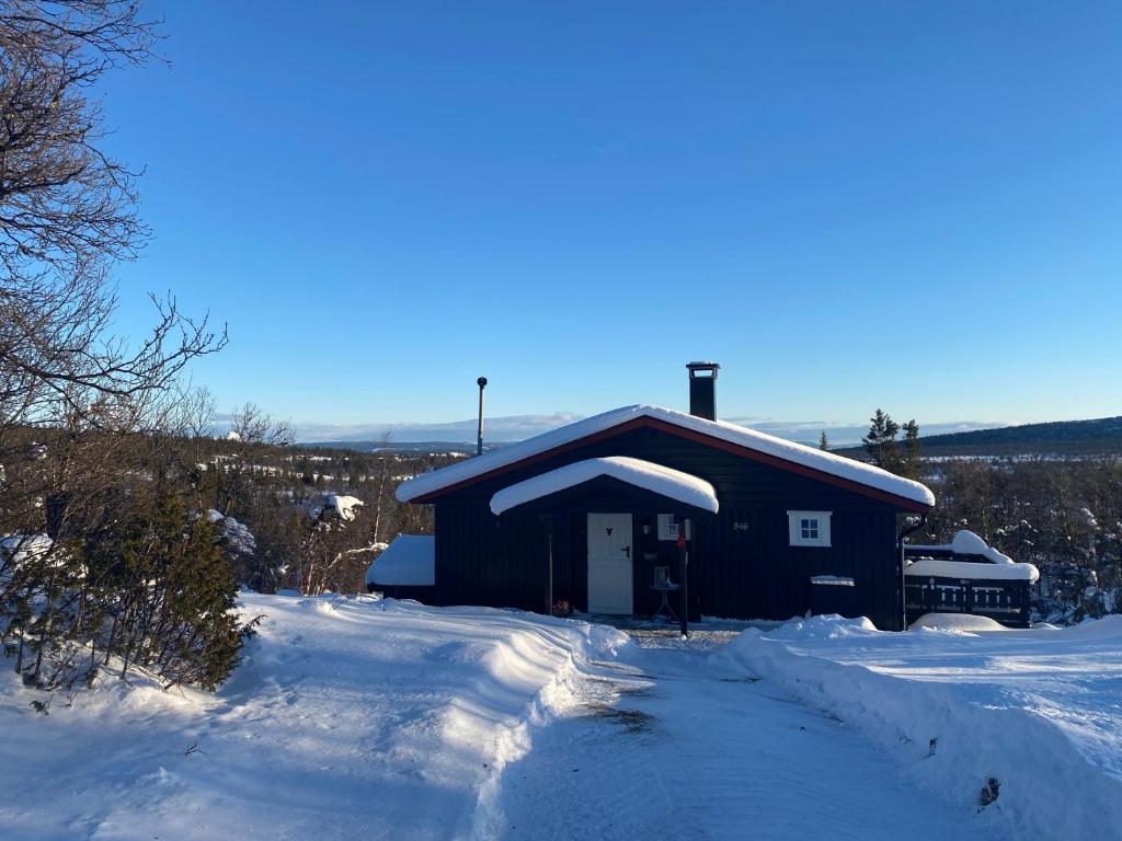 um pequeno edifício preto com neve em Cabin in the Mountain, Outstanding View & Solar Energy em Vollen