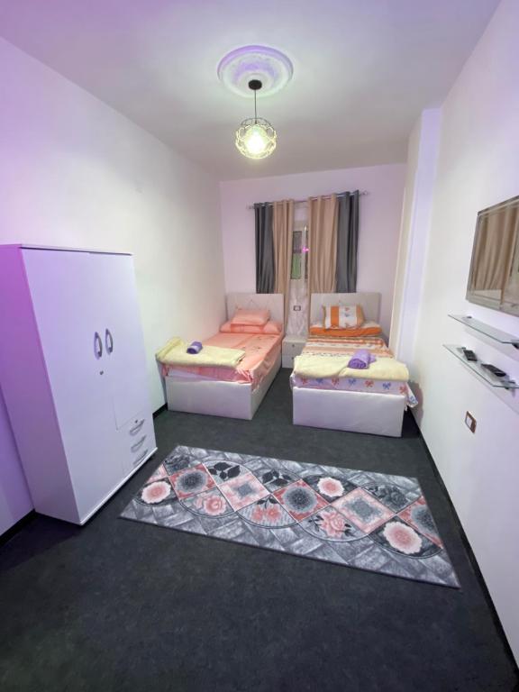 カイロにあるHorus Pyramids Innのマットレス2枚が備わる小さな部屋のベッド2台