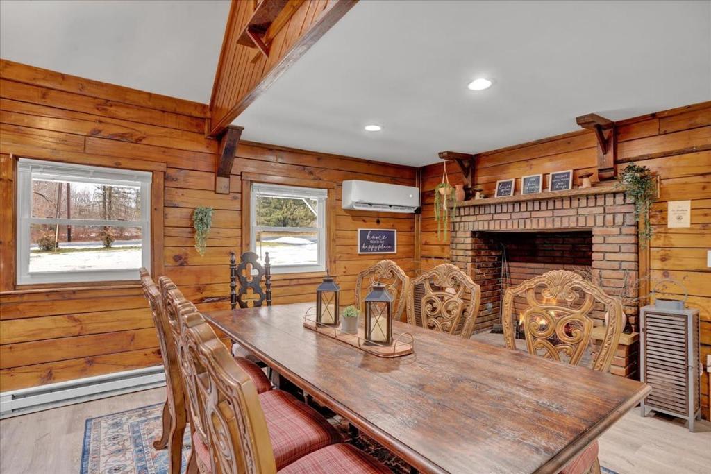 Un lugar para sentarse en Log Cabin and Guest House Sleeps 18 2 Game Rooms
