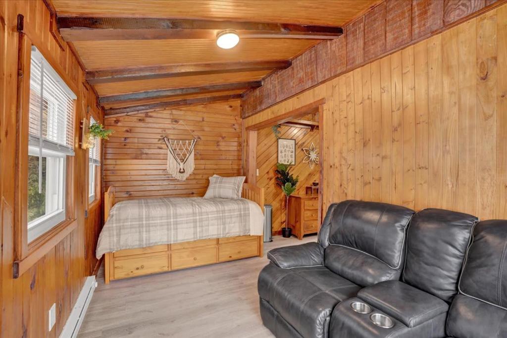 Una cama o camas en una habitación de Log Cabin and Guest House Sleeps 18 2 Game Rooms