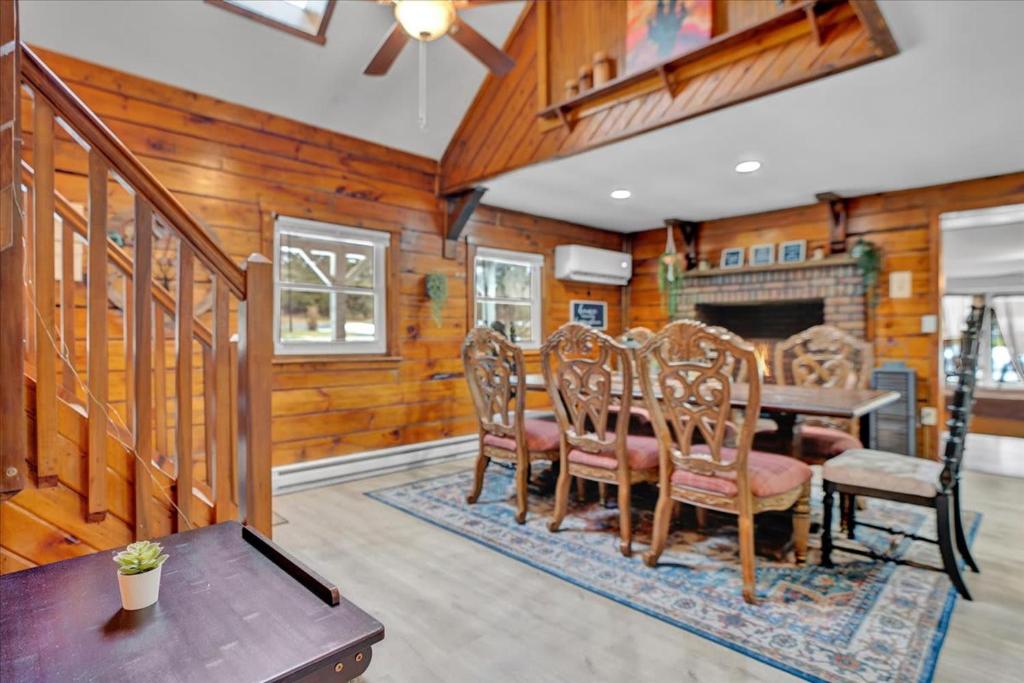 Galería fotográfica de Log Cabin and Guest House Sleeps 18 2 Game Rooms en Long Pond
