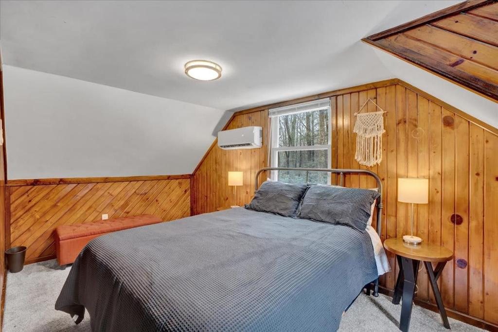 Una cama o camas en una habitación de Log Cabin and Guest House Sleeps 18 2 Game Rooms